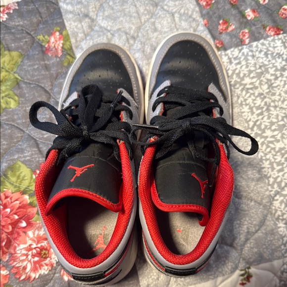 Nike Black and Red Low-Top Sneakers - Picture 7 of 8